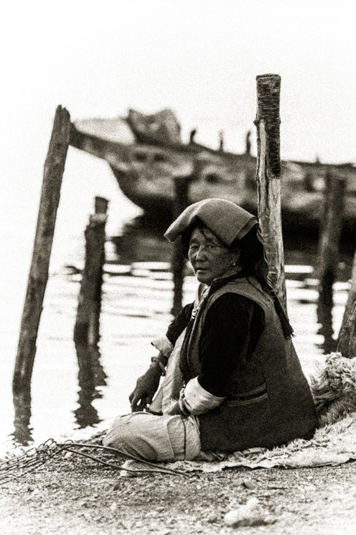Kobieta nad jeziorem Lugu (Chiny 100 lat temu)